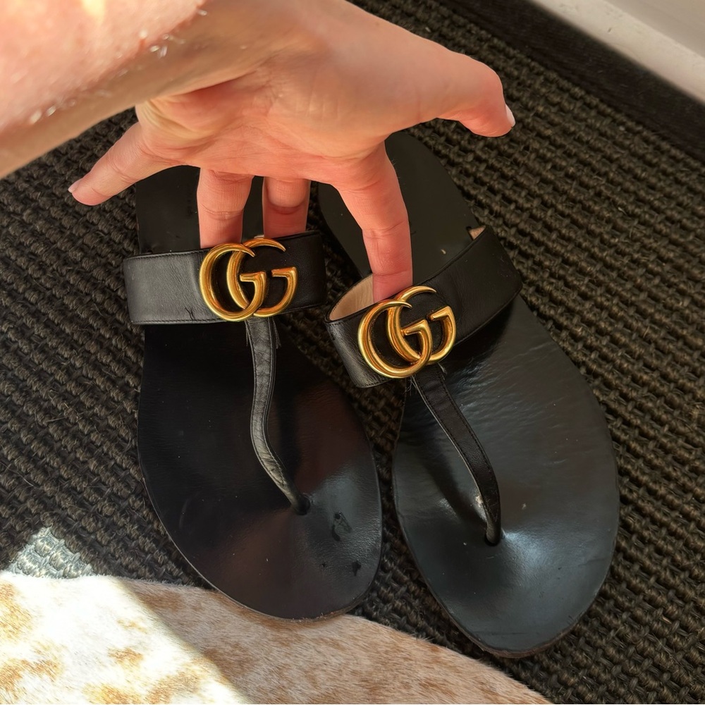 GUCCI LEATHER THONG SANDAL WITH DOUBLE G